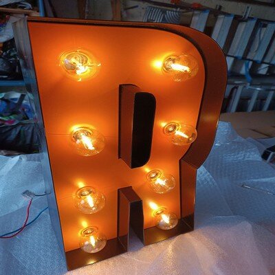 LETTRE AVEC AMPOULE LED 2025