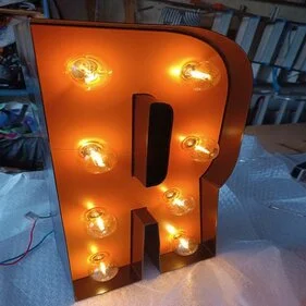 LETTRE AVEC AMPOULE LED 2025