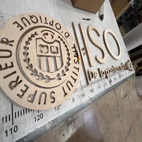 enseigne logo en bois decoupé