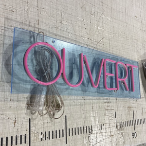 enseigne eclairée rose ouvert