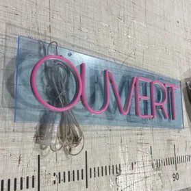 enseigne eclairée rose ouvert