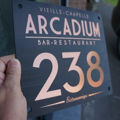 plaque professionnelle plexiglas, l’aluminium, l’acrylique, le PVC ou encore le laiton